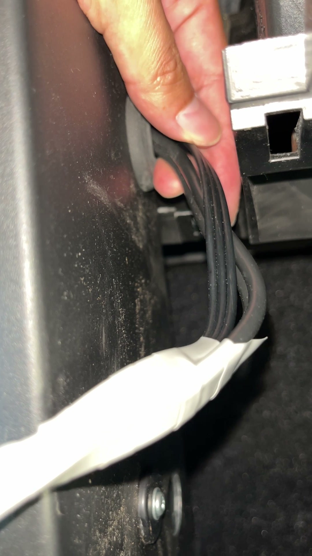 奥のグロメットに、既存の配線と一緒に通し直した