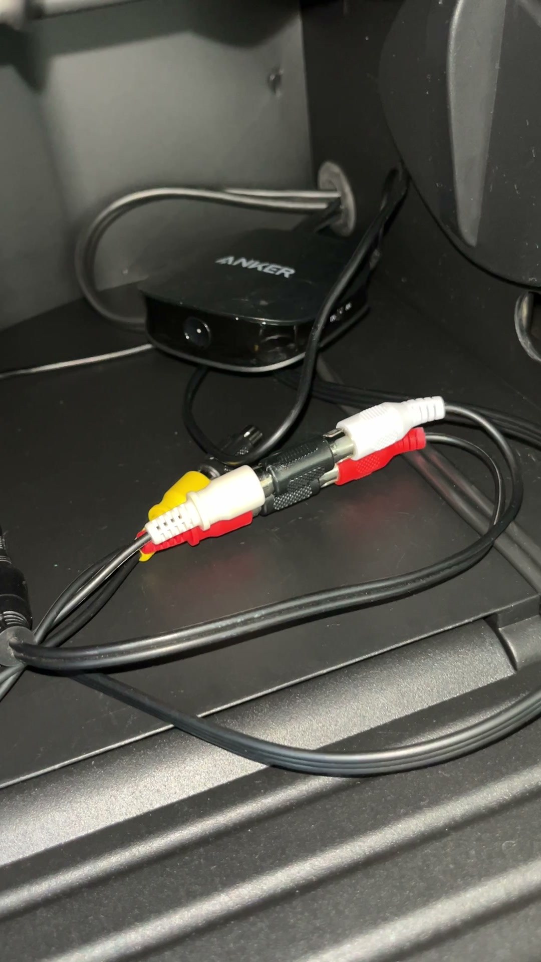 Anker Soundsync とアダプターを中継コネクターでつなぐ。黄（映像）は使わない